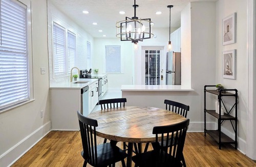 Avondale House | Bright & Modern Prime Location