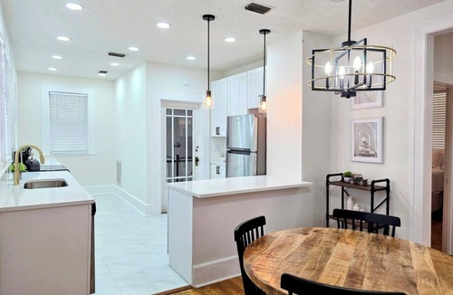 Avondale House | Bright & Modern Prime Location