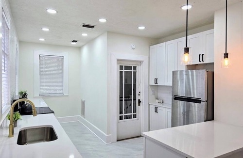 Avondale House | Bright & Modern Prime Location