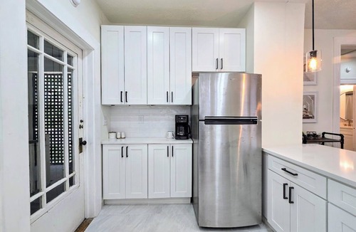 Avondale House | Bright & Modern Prime Location