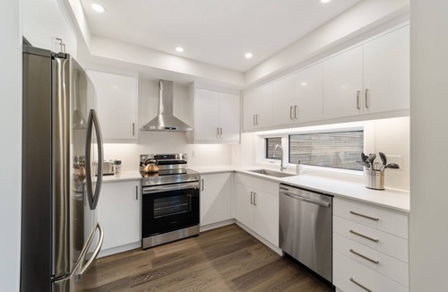 Seaton Village House | Bright Modern Private Oasis Whole Laneway 3BR 3BA