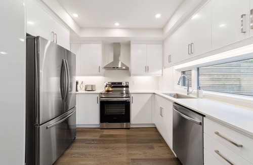 Seaton Village House | Bright Modern Private Oasis Whole Laneway 3BR 3BA