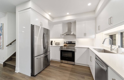 Seaton Village House | Bright Modern Private Oasis Whole Laneway 3BR 3BA