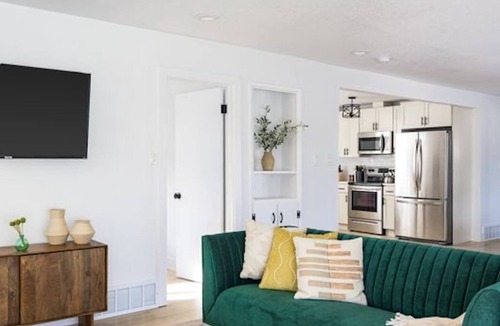 Applewood Villages House | Bright & Modern Retreat - Sleeps 8 - Convenient Location