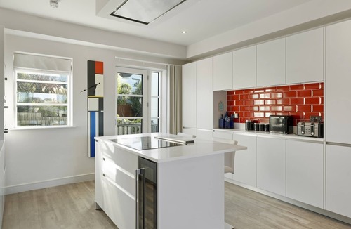 Porth Condo | Bright & Modern Townhouse, Private Parking