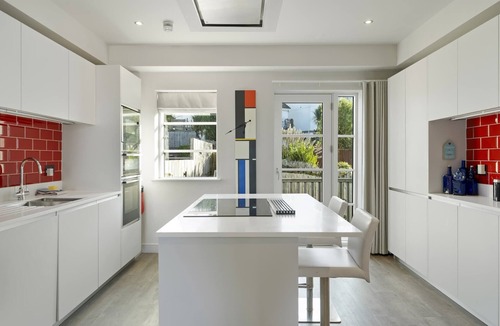 Porth Condo | Bright & Modern Townhouse, Private Parking