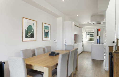 Porth Condo | Bright & Modern Townhouse, Private Parking