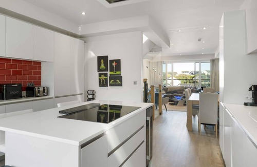 Porth Condo | Bright & Modern Townhouse, Private Parking