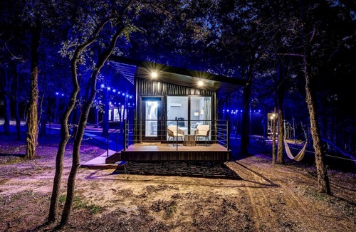 Alvord Cabin | Bright Modern Treehouse with Pickleball Court Near LBJ Grasslands | Alvord, Texas