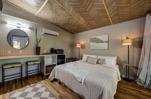 Alvord House | Bright Modern Treehouse with Pickleball Court Near LBJ Grasslands | Alvord, Texas