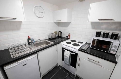 Glenisla Apartment | ☆ Bright, Modern West-End Apartment ☆