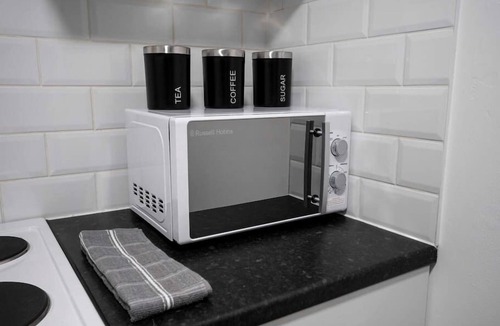 Glenisla Apartment | ☆ Bright, Modern West-End Apartment ☆