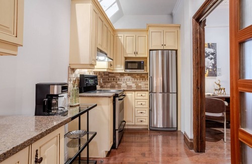 Shaughnessy Village Apartment | Bright Montréal Apartment | Trendy Downtown Escape