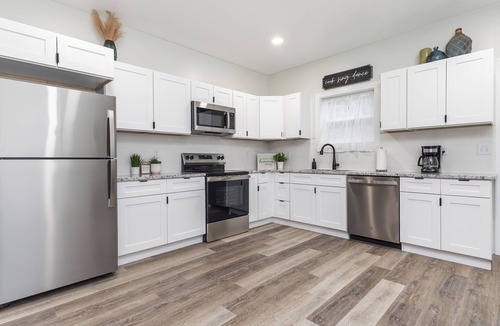 Dubuque House | Bright New 2BR House-Parking + Washer/Dryer