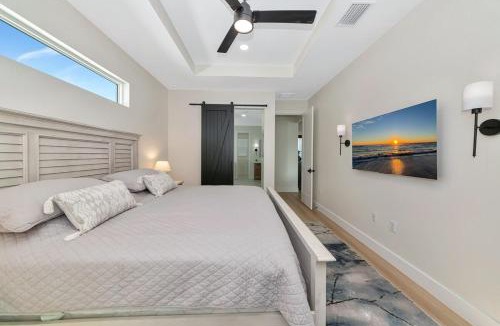 South Venice House | Bright New Home Family Oasis Near the Shore