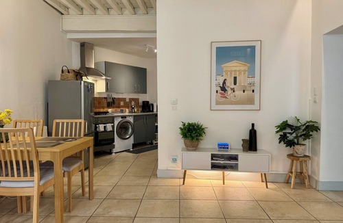 Nimes City Centre Apartment | Bright Nîmes Center Flat with Terrace