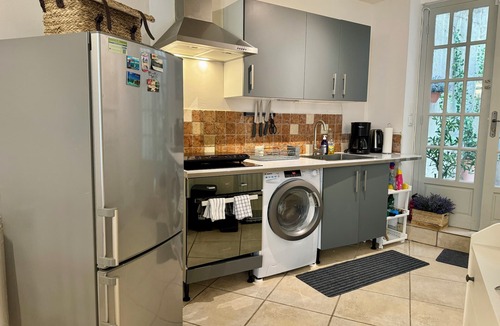 Nimes City Centre Apartment | Bright Nîmes Center Flat with Terrace