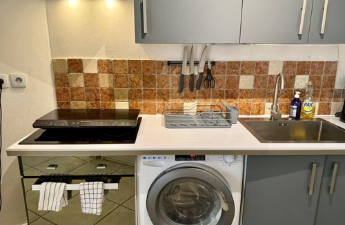 Nimes City Centre Apartment | Bright Nîmes Center Flat with Terrace