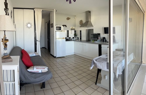 Mimizan-Plage Apartment | Bright oceanfront studio