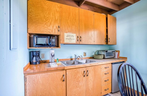 Seal Rock Condo | Bright Oceanfront Guest Home with Private Beach Access