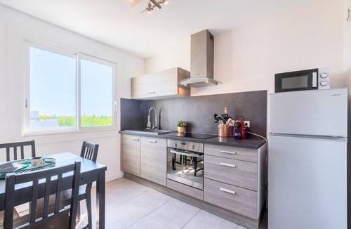 La Madeleine Apartment | Bright one bedroom apartment with parking