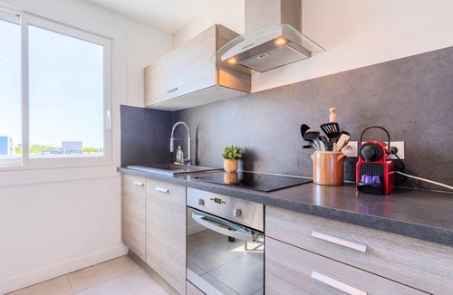 La Madeleine Apartment | Bright one bedroom apartment with parking