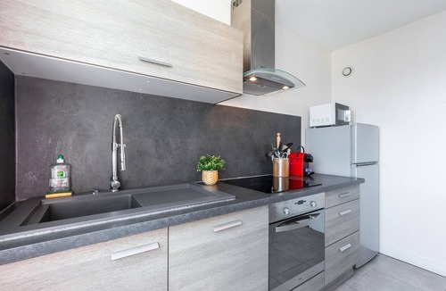 La Madeleine Apartment | Bright one bedroom apartment with parking