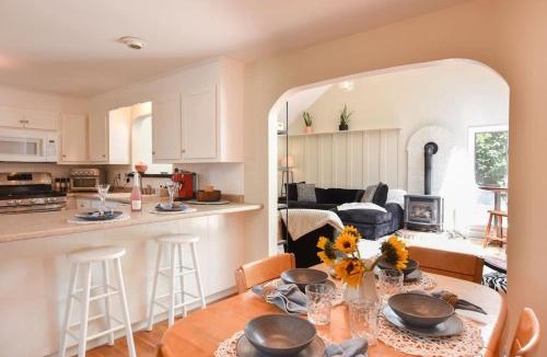 Marstons Mills House | Bright & Open Central A C Dog Friendly