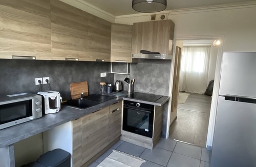 Montauban Apartment | Bright, open-plan apartment