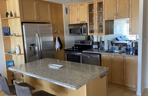 Pacific Heights Apartment | Bright Pacific Heights condo with expansive views