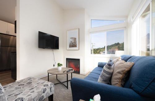 Edgemar - Pacific Manor House | Bright Pacifica Townhouse