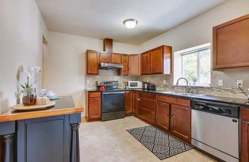 Haller Lake House | Bright Peaceful Private Room in North Seattle Great Transit Access