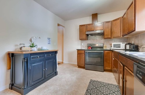 Haller Lake House | Bright Peaceful Private Room in North Seattle Great Transit Access