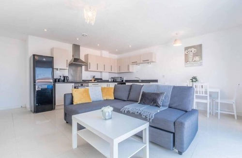 Langley Marish Apartment | Bright Penthouse with Two Bedrooms