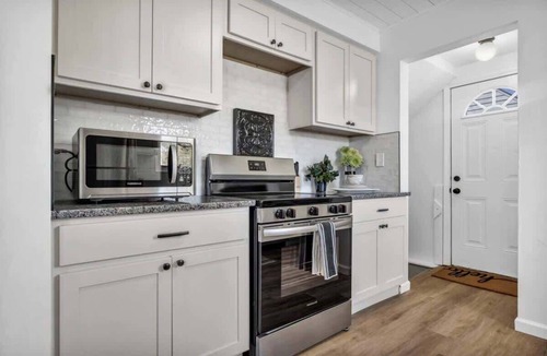 Cuyahoga Falls House | Bright pet-friendly home w/private backyard