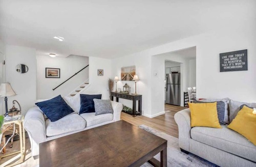 Cuyahoga Falls House | Bright pet-friendly home w/private backyard