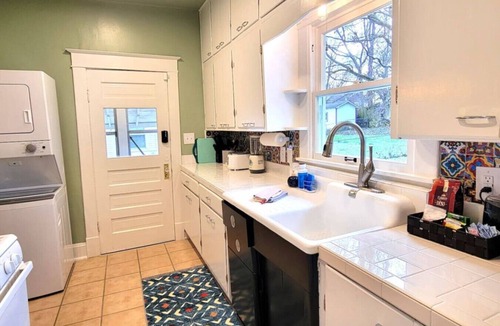 Walnut Street House | Bright Pet-Friendly 2BR Cottage Near MSU with Backyard Firepit