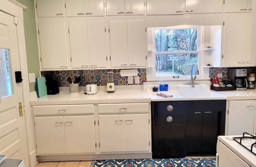 Walnut Street House | Bright Pet-Friendly 2BR Cottage Near MSU with Backyard Firepit