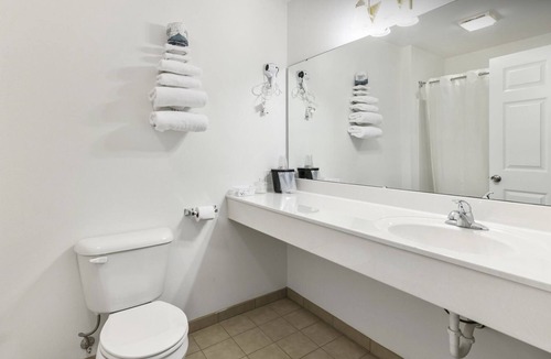 Renault Bed & Breakfast | Bright Petite Double Queen Suite with Free Parking