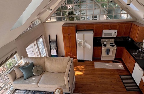 Fort Worth Cottage | Bright pool house with natural light, 5 min from TCU & the zoo! Great Location!