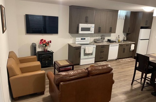 Fonthill Apartment | Bright Private 2BR Suite | Near Niagara Falls | Family-Friendly