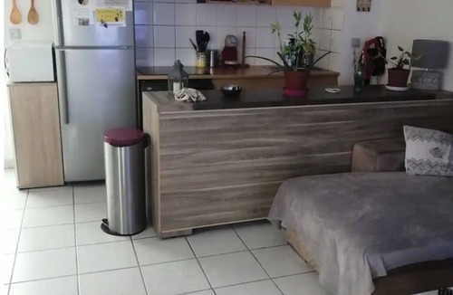 Santy - La Plaine Bed & Breakfast | Bright private bedroom with desk