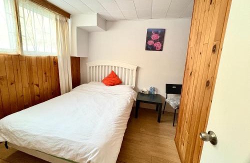 Brossard House | Bright Private Room near Montreal Fast WiFi