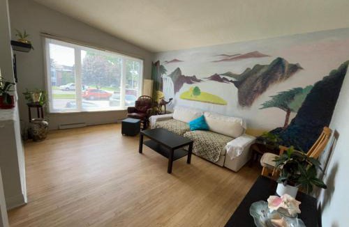 Brossard House | Bright Private Room near Montreal Fast WiFi