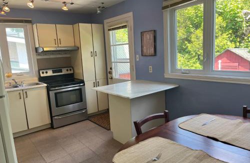 Brossard House | Bright Private Room near Montreal Fast WiFi