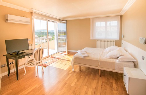 Garinoain Hostel | Bright private suite with king-size bed.