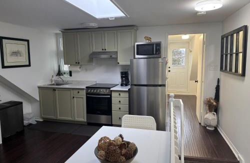 Cabbagetown Apartment | Bright Private Suite in Cabbagetown, Steps to Shops & Downtown Toronto