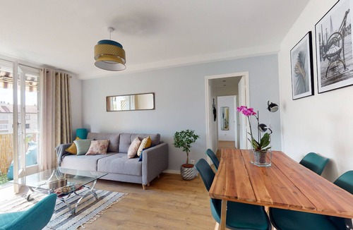 Zola - Pressense Apartment | Bright & quiet 2 BR, parking & balcony (Metro A)