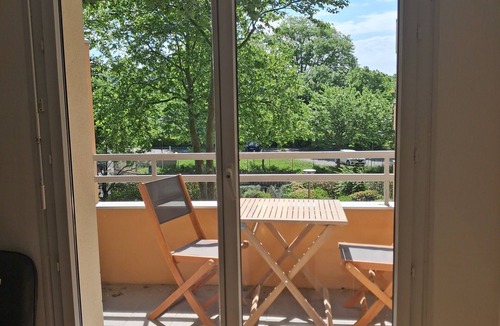 La Terrasse Apartment | Bright, quiet apartment close to public transport direct to town center