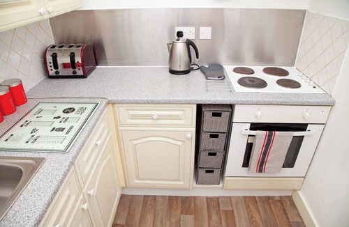 Newhaven Apartment | Bright Quiet Edinburgh Home Free Parking